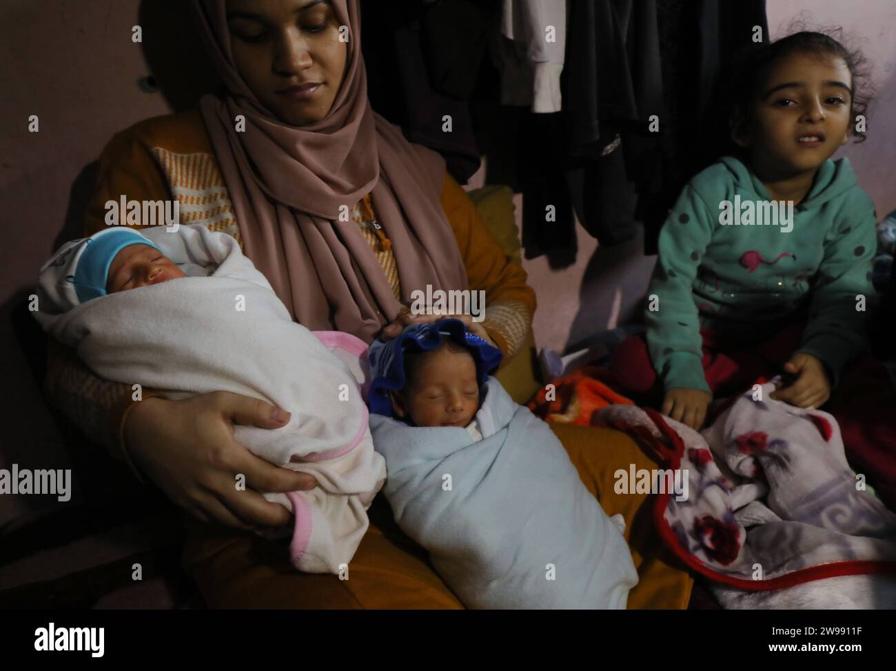 La palestinienne déplacée Iman Al-Masri donne naissance à des quadruplés la palestinienne déplacée Iman Al-Masri donne naissance à des quadruplés dont une est toujours à l'hôpital recevant un traitement, dans le centre d'hébergement de l'école Rufaydah, à Deir Al-Balah, le 25 décembre 2023. Al-Masry vit avec son mari et ses enfants après avoir été déplacés de la ville de Beit Hanoun, dans le nord de la bande de Gaza, à l’intérieur du centre d’hébergement dans des conditions de vie difficiles. Manque de nourriture et propagation des maladies. Photo de Naaman Omar apaimages Dair EL-Balah bande de Gaza territoire palestinien 251223 Dair El-Balah NAA 0025 C Banque D'Images