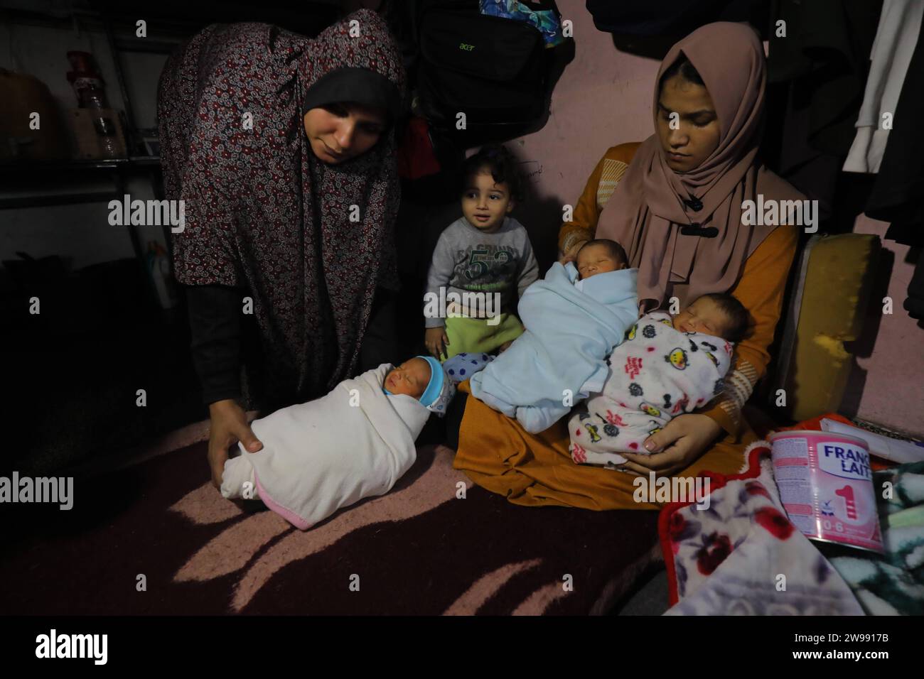 La palestinienne déplacée Iman Al-Masri donne naissance à des quadruplés la palestinienne déplacée Iman Al-Masri donne naissance à des quadruplés dont une est toujours à l'hôpital recevant un traitement, dans le centre d'hébergement de l'école Rufaydah, à Deir Al-Balah, le 25 décembre 2023. Al-Masry vit avec son mari et ses enfants après avoir été déplacés de la ville de Beit Hanoun, dans le nord de la bande de Gaza, à l’intérieur du centre d’hébergement dans des conditions de vie difficiles. Manque de nourriture et propagation des maladies. Photo de Naaman Omar apaimages Dair EL-Balah bande de Gaza territoire palestinien 251223 Dair El-Balah NAA 0033 C Banque D'Images