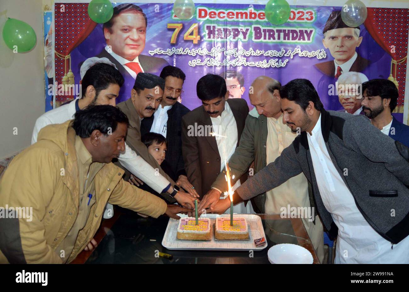 Le président du district de la Ligue musulmane (PML-N), Kaleem Shaikh, coupant un gâteau lors d'une cérémonie à l'occasion de l'anniversaire de naissance de Quaid-e-Azam Muhammad Ali Jinnah et Nawaz Sharif, à Hyderabad le lundi 25 décembre 2023. Banque D'Images
