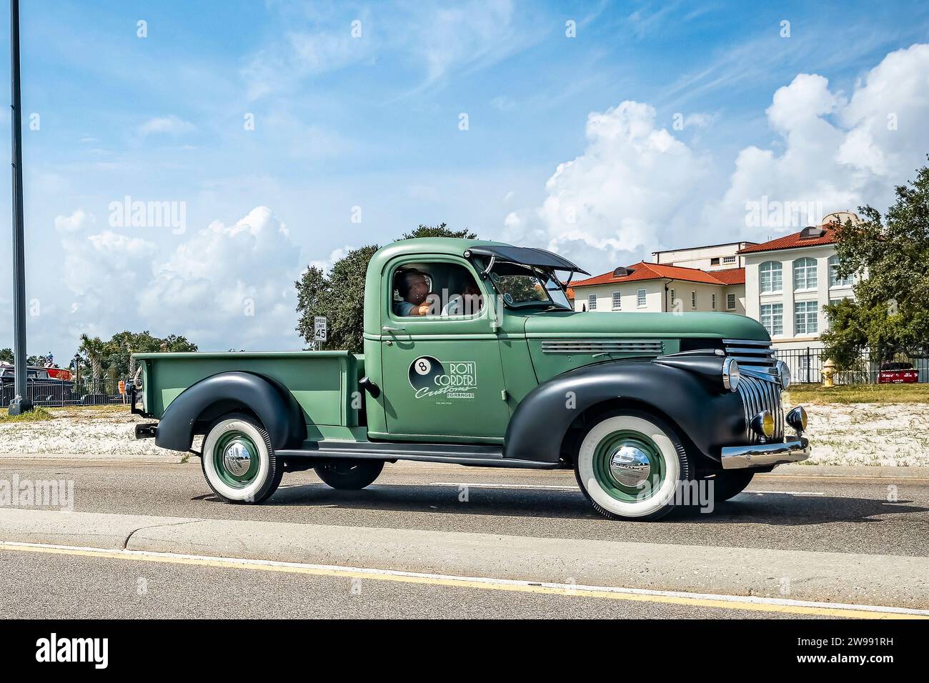 Gulfport, MS - 05 octobre 2023 : vue latérale grand angle d'un pick-up Chevrolet série AK 1946 lors d'un salon automobile local. Banque D'Images