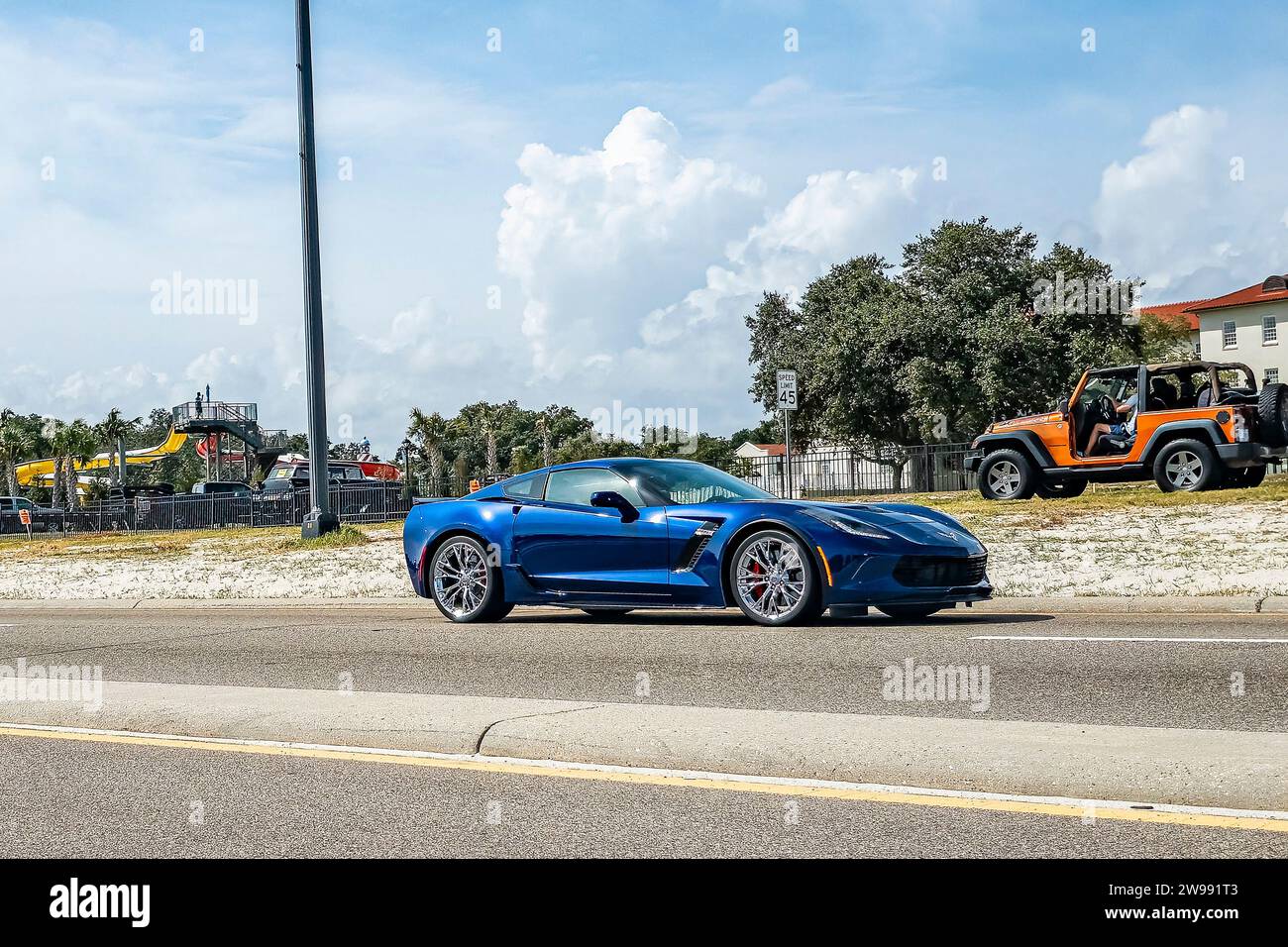 Gulfport, MS - 05 octobre 2023 : vue latérale grand angle d'une Corvette Grand Sport 2017 de Chevrolet lors d'un salon automobile local. Banque D'Images
