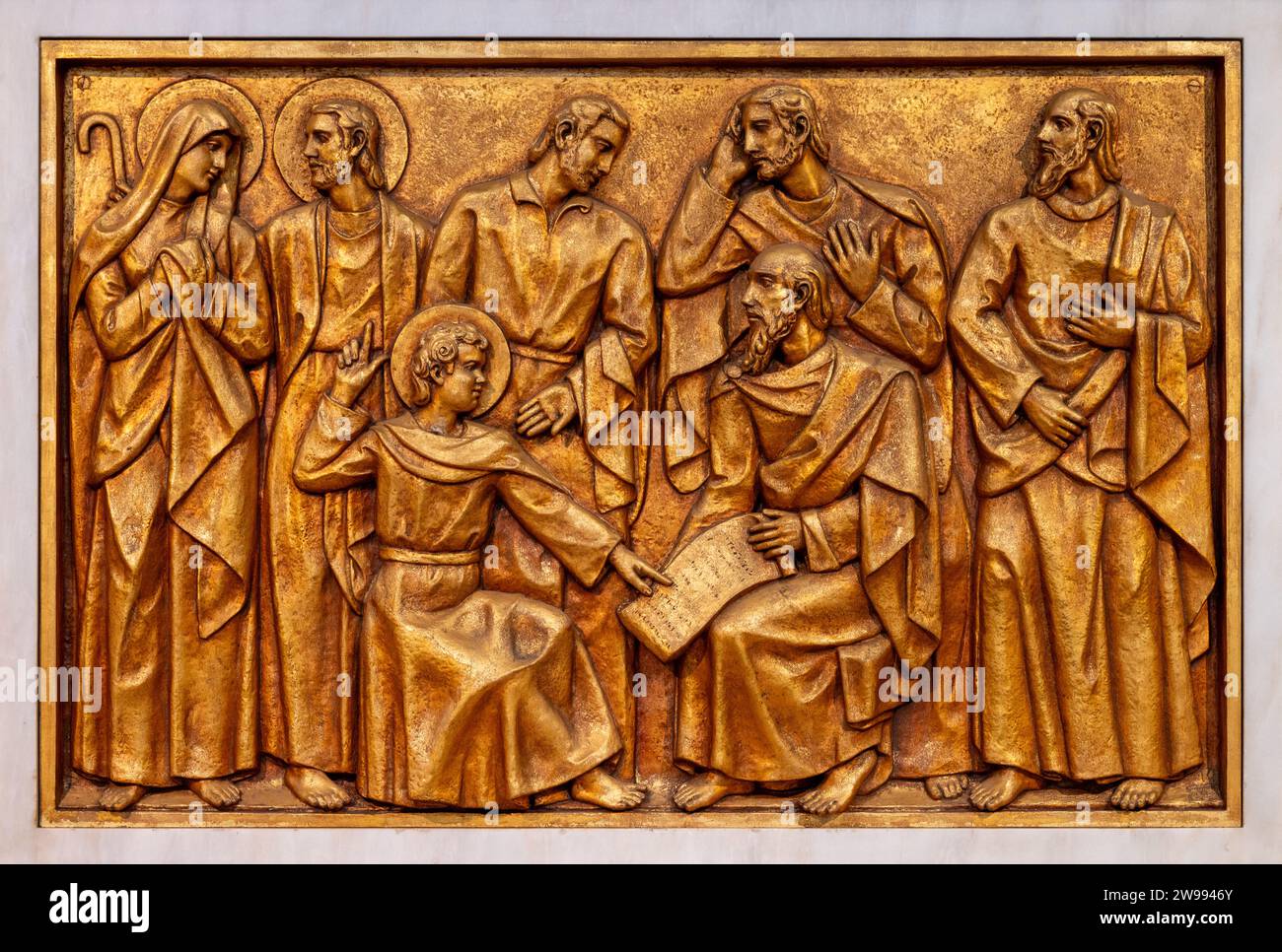 La découverte de Jésus dans le Temple – Cinquième mystère joyeux. Sculpture en relief dans la basilique notre-Dame du Rosaire de Fatima à Fatima, Portugal. Banque D'Images La découverte de Jésus dans le Temple – Cinquième mystère joyeux. Sculpture en relief dans la basilique notre-Dame du Rosaire de Fatima à Fatima, Portugal. Banque D'Images