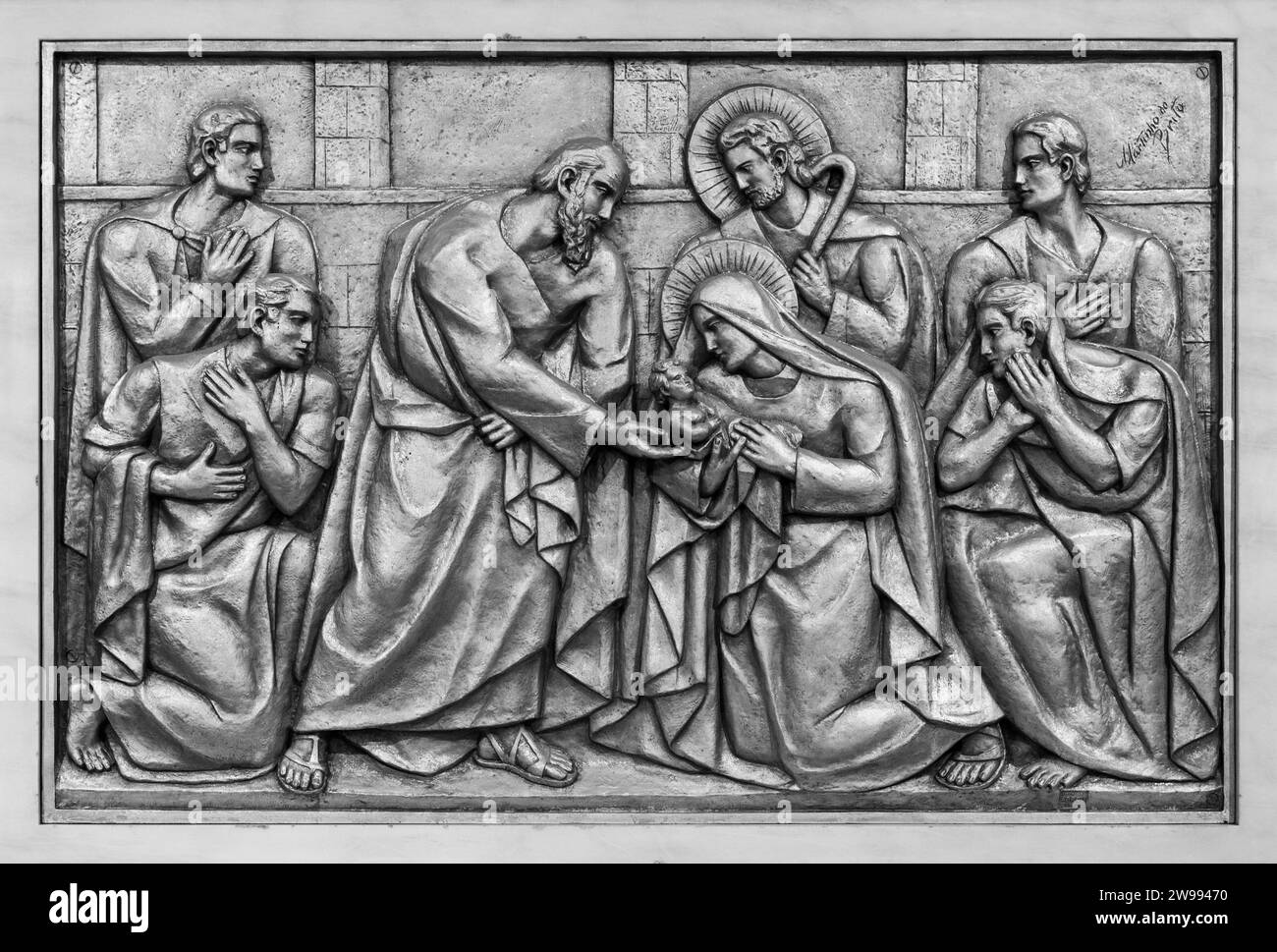 La Présentation de Jésus dans le Temple – quatrième mystère joyeux. Une sculpture en relief dans la basilique notre-Dame du Rosaire de Fatima. Banque D'Images