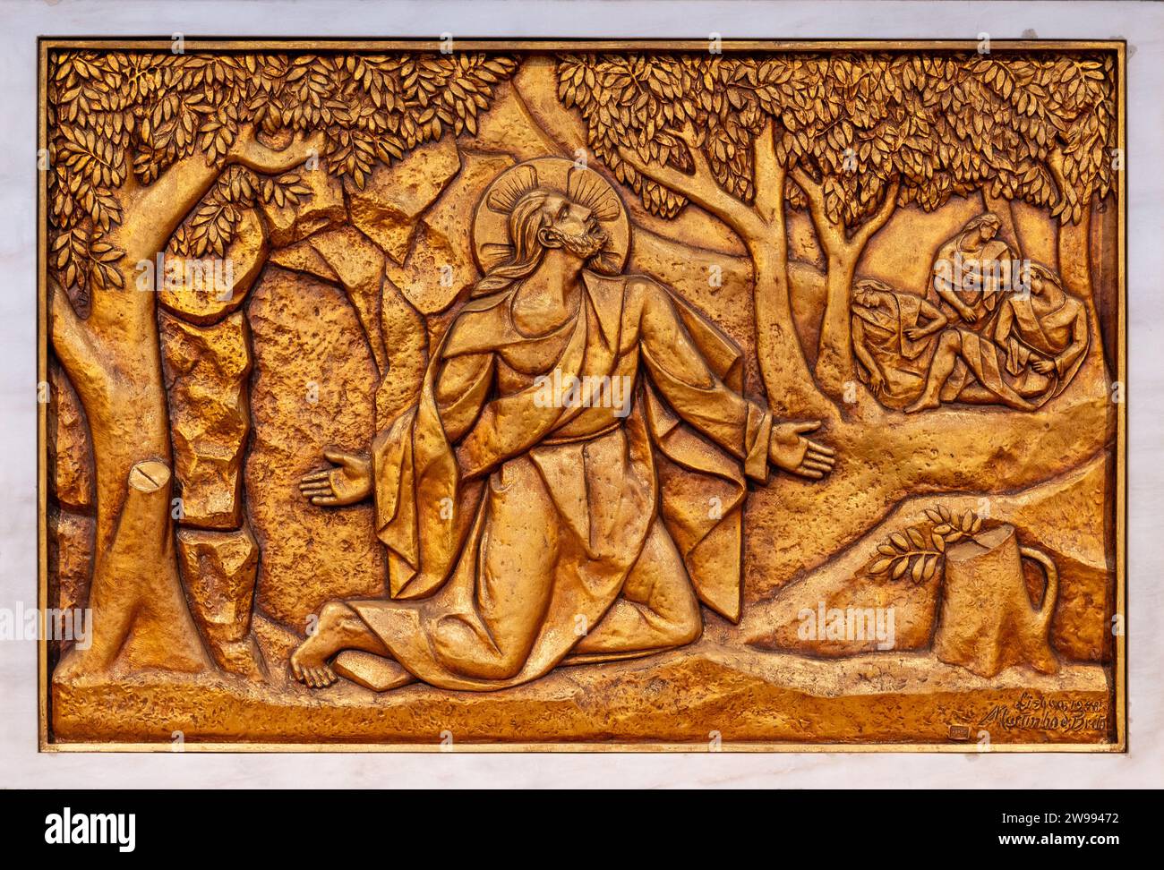 L'agonie dans le jardin – Premier mystère triste. Une sculpture en relief dans la basilique notre-Dame du Rosaire de Fatima à Fatima, Portugal. Banque D'Images
