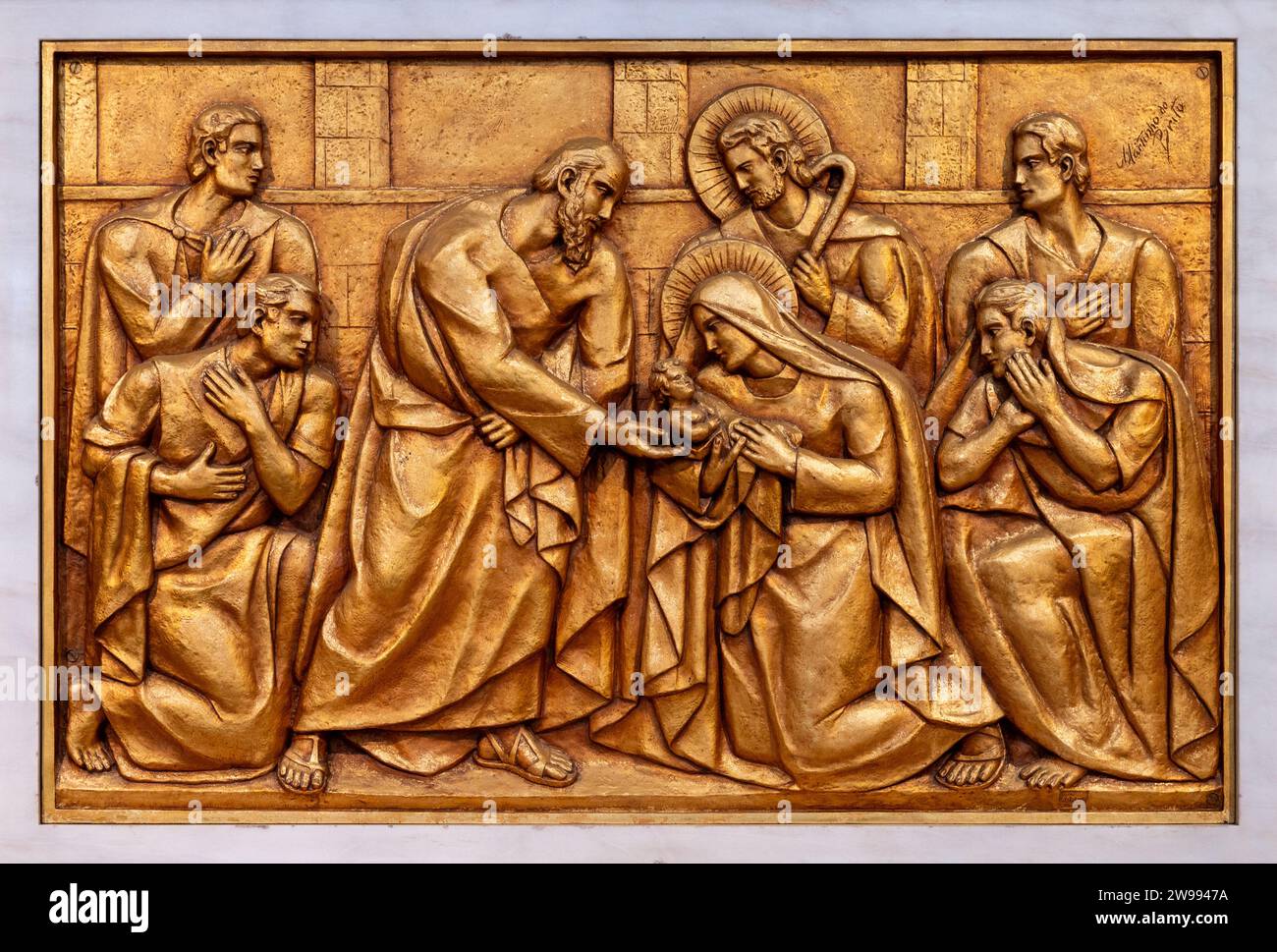 La Présentation de Jésus dans le Temple – quatrième mystère joyeux. Une sculpture en relief dans la basilique notre-Dame du Rosaire de Fatima. Banque D'Images