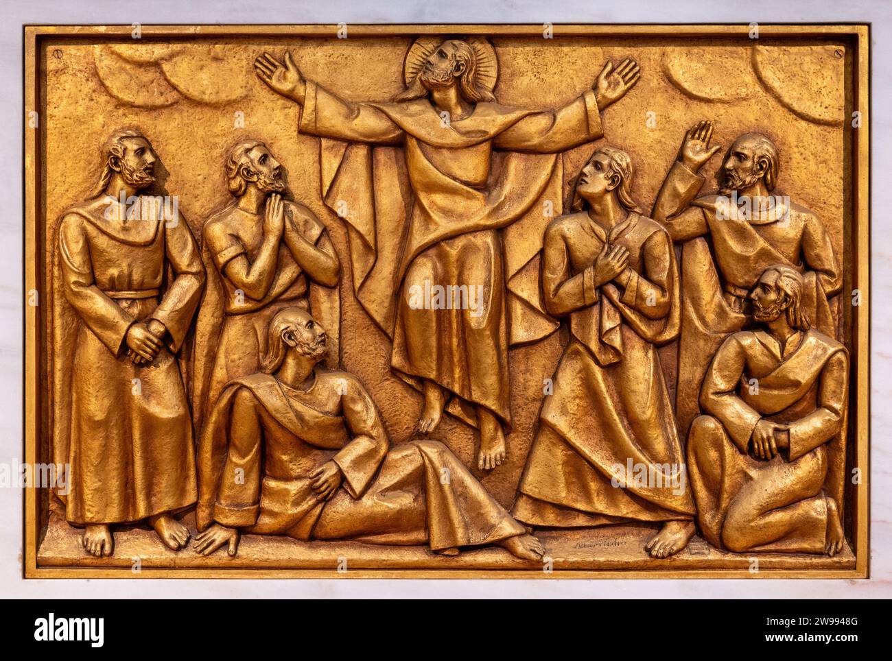 L’Ascension de Jésus au ciel – deuxième mystère glorieux. Une sculpture en relief dans la basilique notre-Dame du Rosaire de Fatima. Banque D'Images