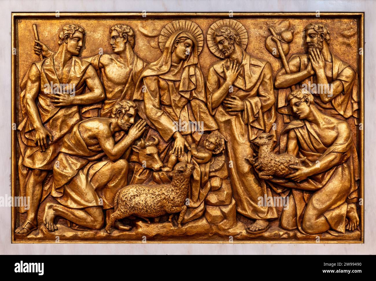 La Nativité de Jésus à Bethléem – troisième mystère joyeux. Une sculpture en relief dans la basilique notre-Dame du Rosaire de Fatima. Banque D'Images La Nativité de Jésus à Bethléem – troisième mystère joyeux. Une sculpture en relief dans la basilique notre-Dame du Rosaire de Fatima. Banque D'Images