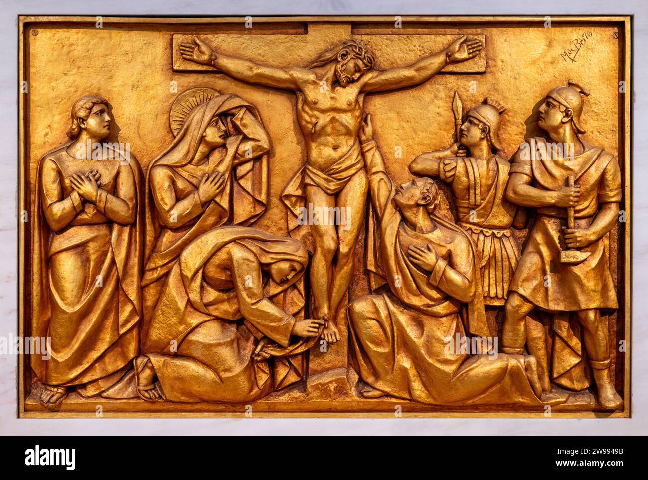 La Crucifixion et la mort de Jésus – Cinquième mystère triste. Une sculpture en relief dans la basilique notre-Dame du Rosaire de Fatima. Banque D'Images