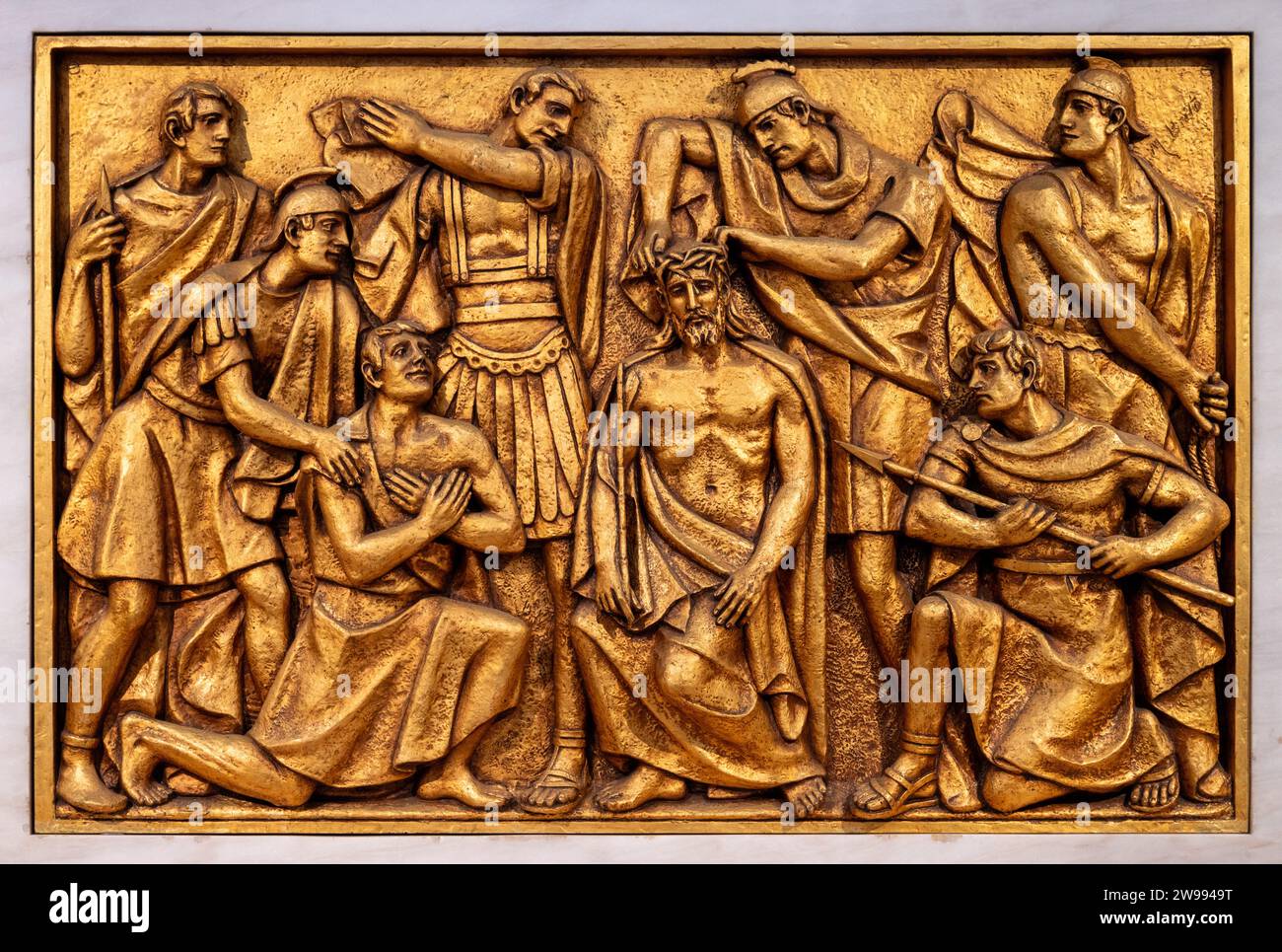The Crowning with Thorns – Third Sorrowful Mystery. Une sculpture en relief dans la basilique notre-Dame du Rosaire de Fatima. Banque D'Images