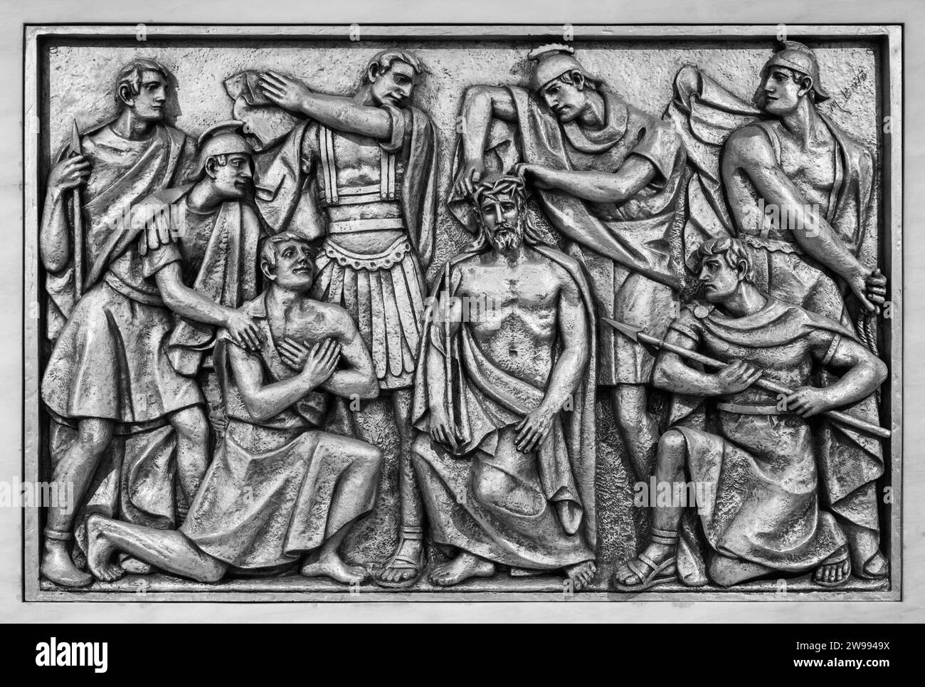 The Crowning with Thorns – Third Sorrowful Mystery. Une sculpture en relief dans la basilique notre-Dame du Rosaire de Fatima. Banque D'Images