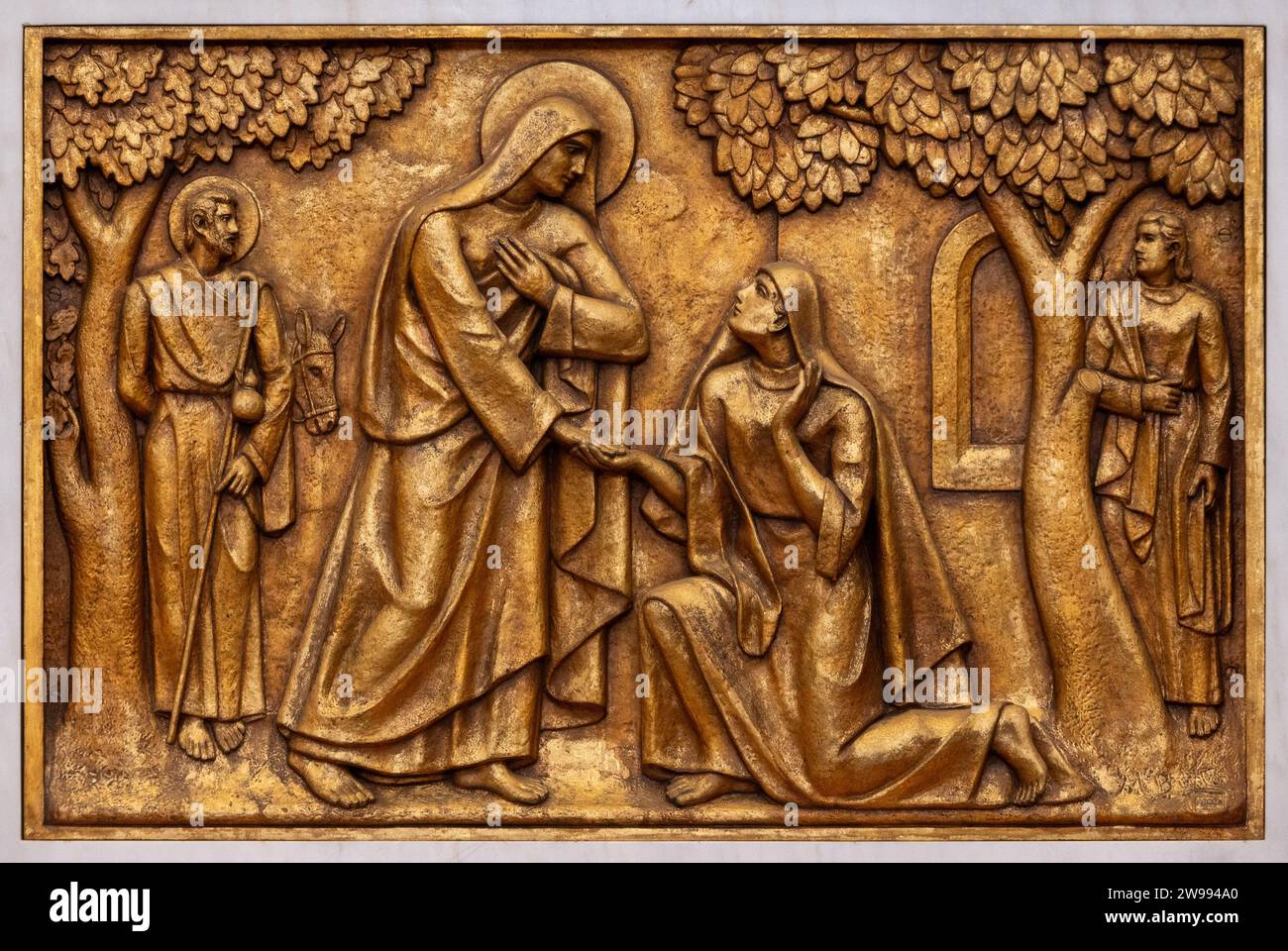 La Visitation de Marie à Elizabeth – deuxième mystère joyeux. Une sculpture en relief dans la basilique notre-Dame du Rosaire de Fatima. Banque D'Images