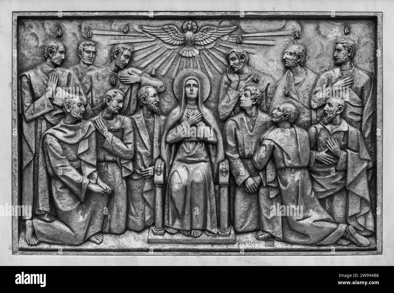 La descente du Saint-Esprit – troisième mystère glorieux. Une sculpture en relief dans la basilique notre-Dame du Rosaire de Fatima à Fatima, Portugal. Banque D'Images