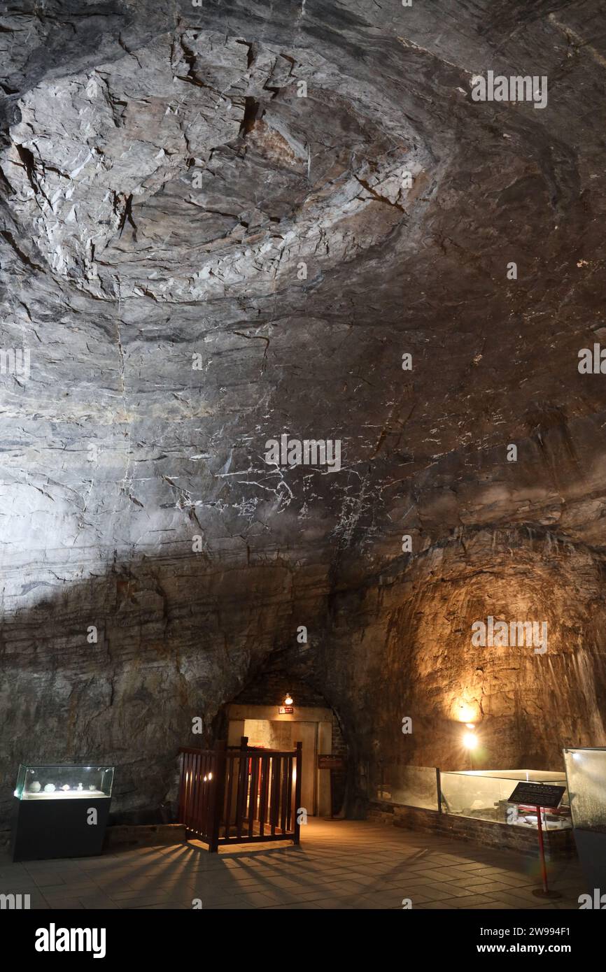 Une vue imprenable sur l'intérieur d'une grotte souterraine Banque D'Images