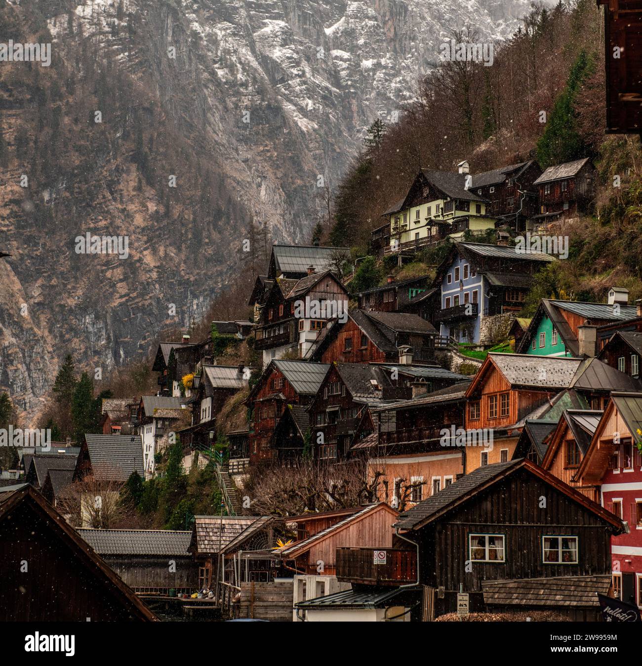 Une vue panoramique sur une petite ville rurale avec des maisons en bois dans les montagnes enneigées Banque D'Images
