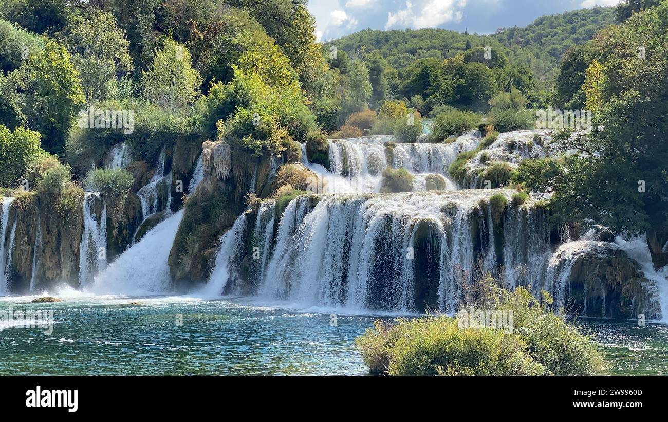 Une vue panoramique sur une cascade entourée d'une végétation luxuriante et verdoyante Banque D'Images