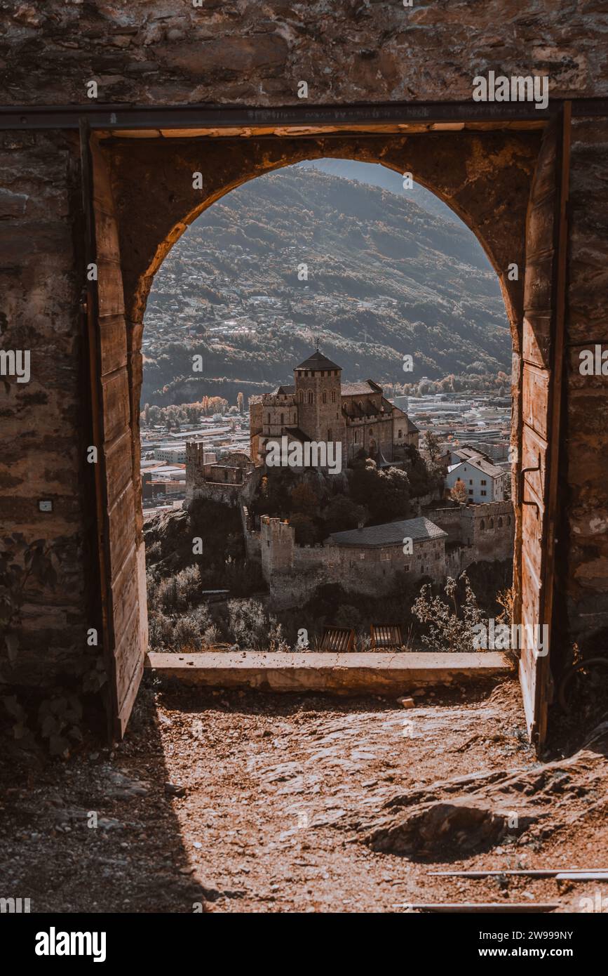 La vue de la basilique de Valère à travers la porte extérieure d'un château à Sion, Suisse Banque D'Images