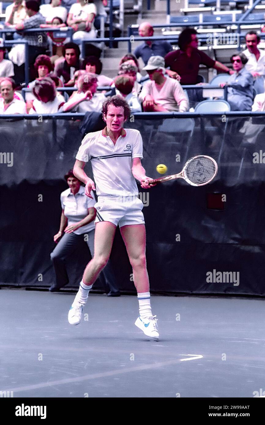 John McEnroe (États-Unis) en compétition à l'US Open de tennis 1981. Banque D'Images