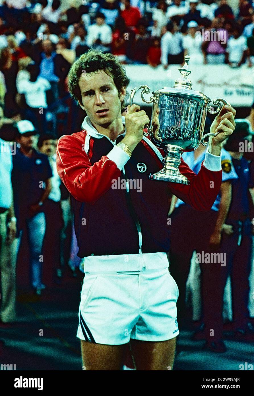 John McEnroe (USA) vainqueur du titre de Grand Chelem en simple masculin à l'US Open de tennis 1981. Banque D'Images