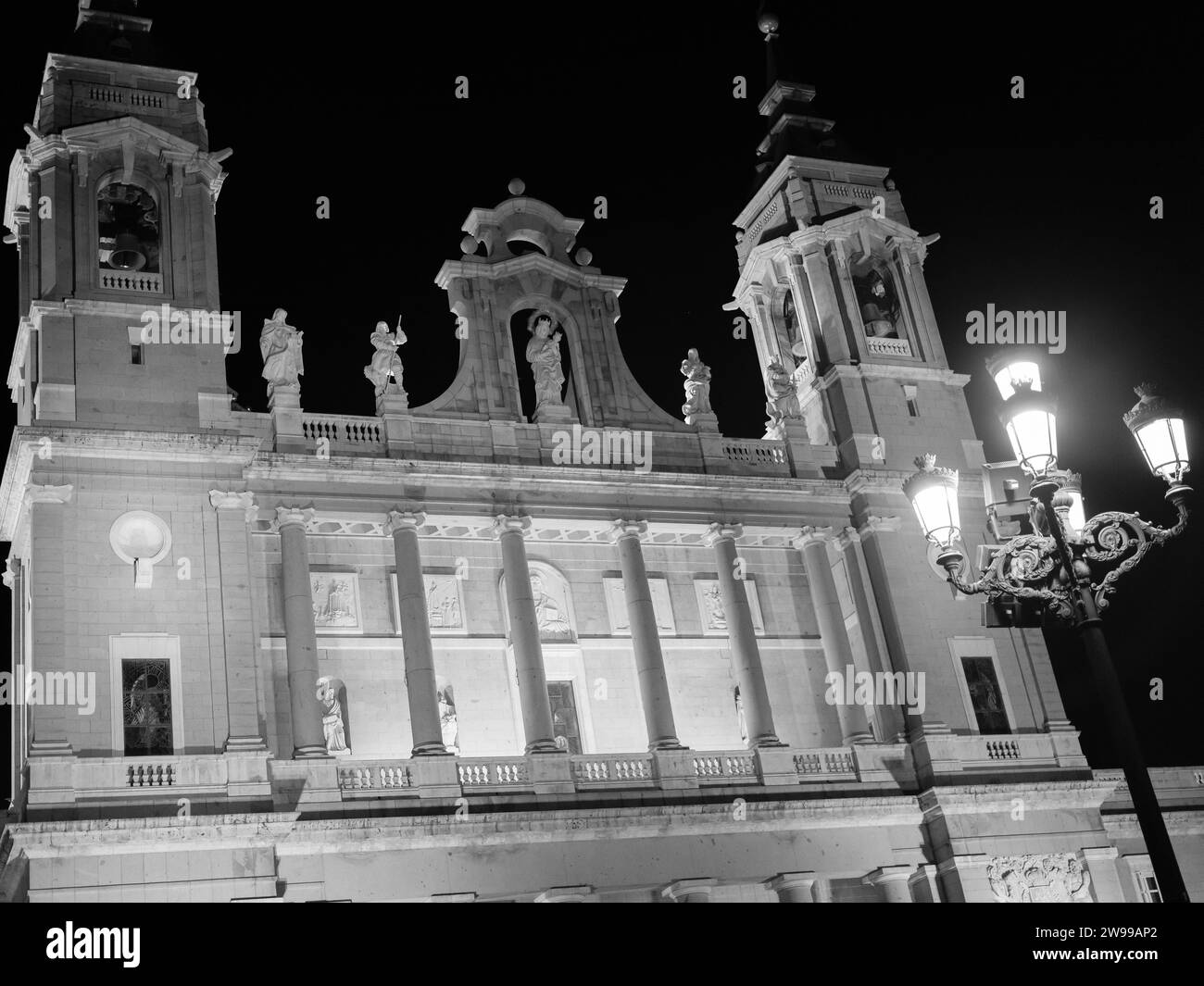 Madrid, Espagne, décembre 2023. Vue de la cathédrale de la Almudena, Madrid, Espagne Banque D'Images