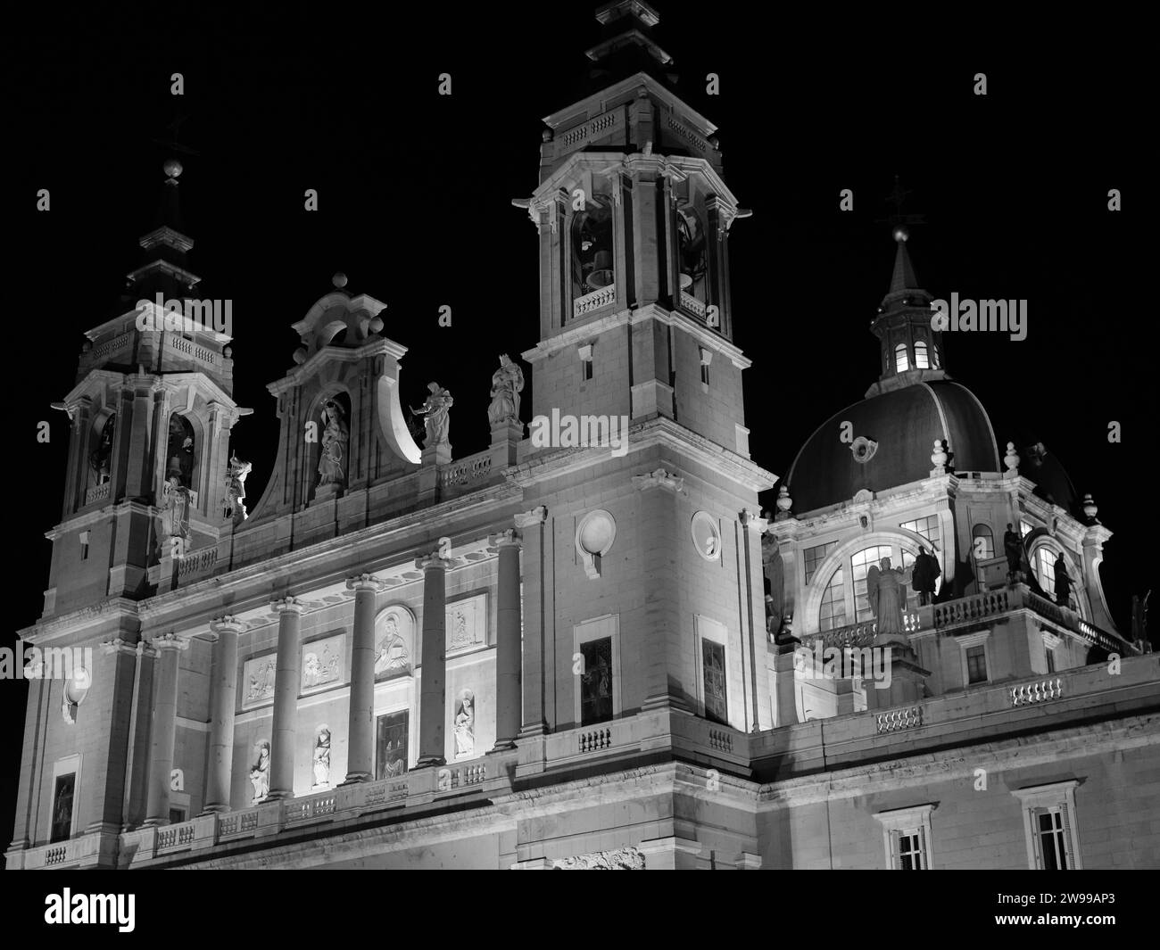 Madrid, Espagne, décembre 2023. Vue de la cathédrale de la Almudena, Madrid, Espagne Banque D'Images