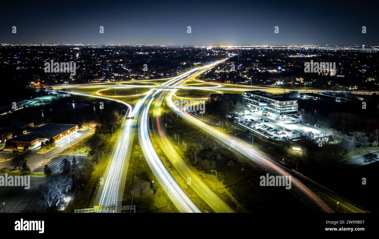 Une vue aérienne d'une autoroute la nuit, avec les lumières balayées des voitures créant de longs sentiers d'exposition Banque D'Images