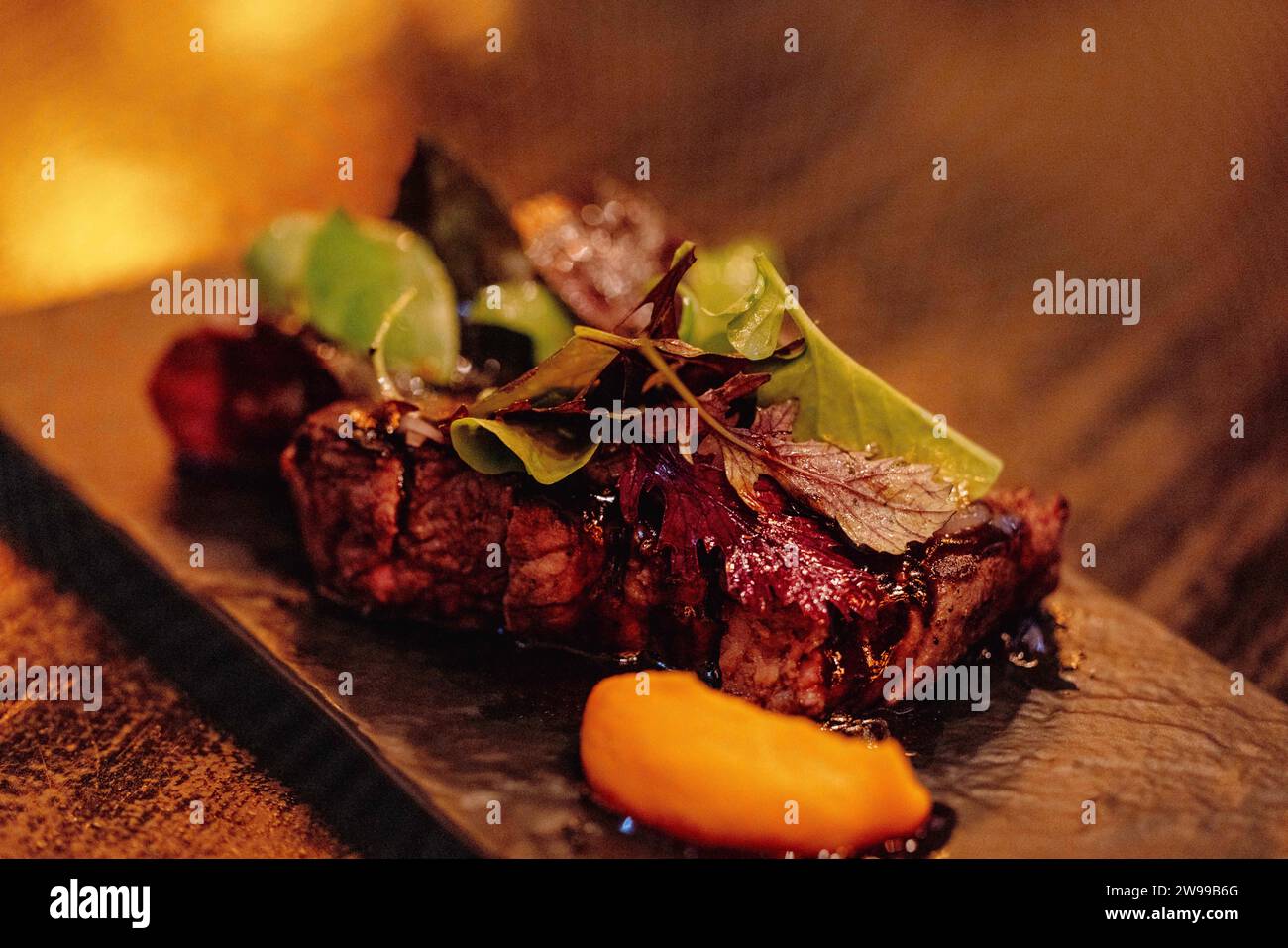 Un repas alléchant de steak de bœuf juteux Banque D'Images