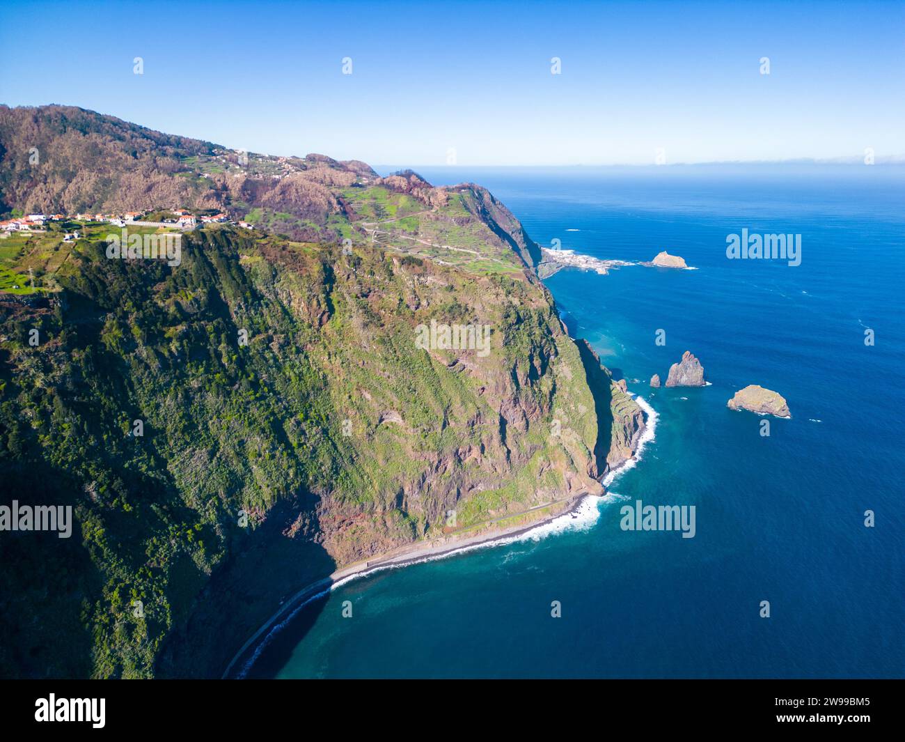 Une vue aérienne d'un magnifique paysage côtier, avec des falaises et des eaux tranquilles. Madère, Portugal Banque D'Images