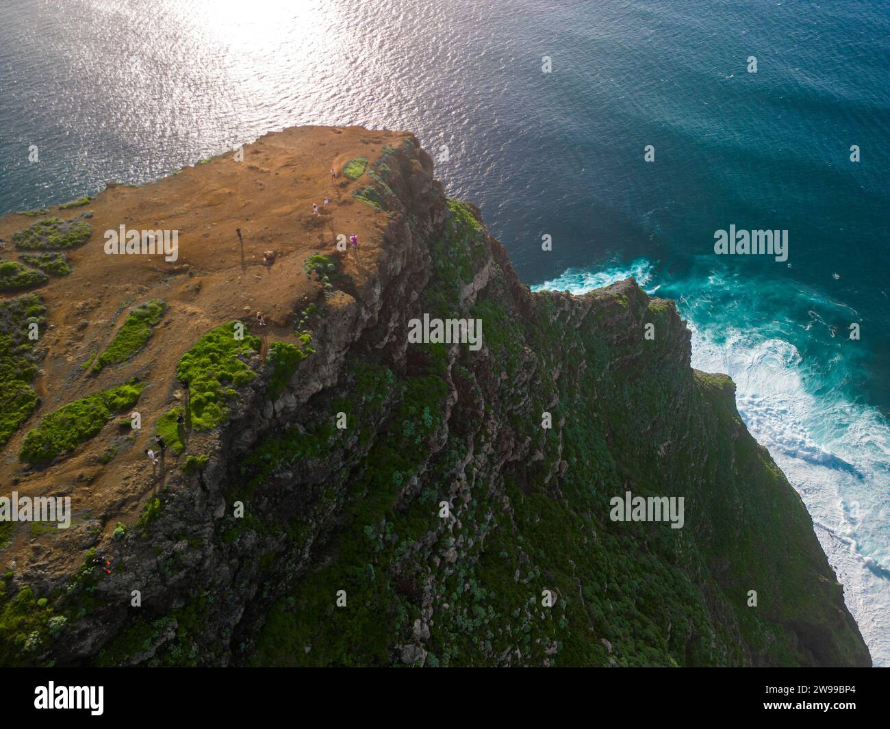 Une vue aérienne d'une superbe falaise côtière entourée d'eaux tranquilles. Madère, Portugal Banque D'Images