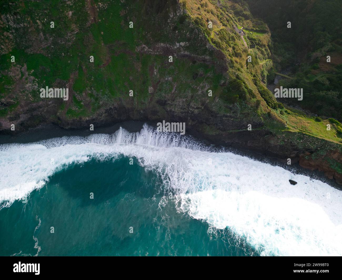 Une vue aérienne des vagues puissantes qui s'écrasent dans les falaises côtières. Madère, Portugal Banque D'Images