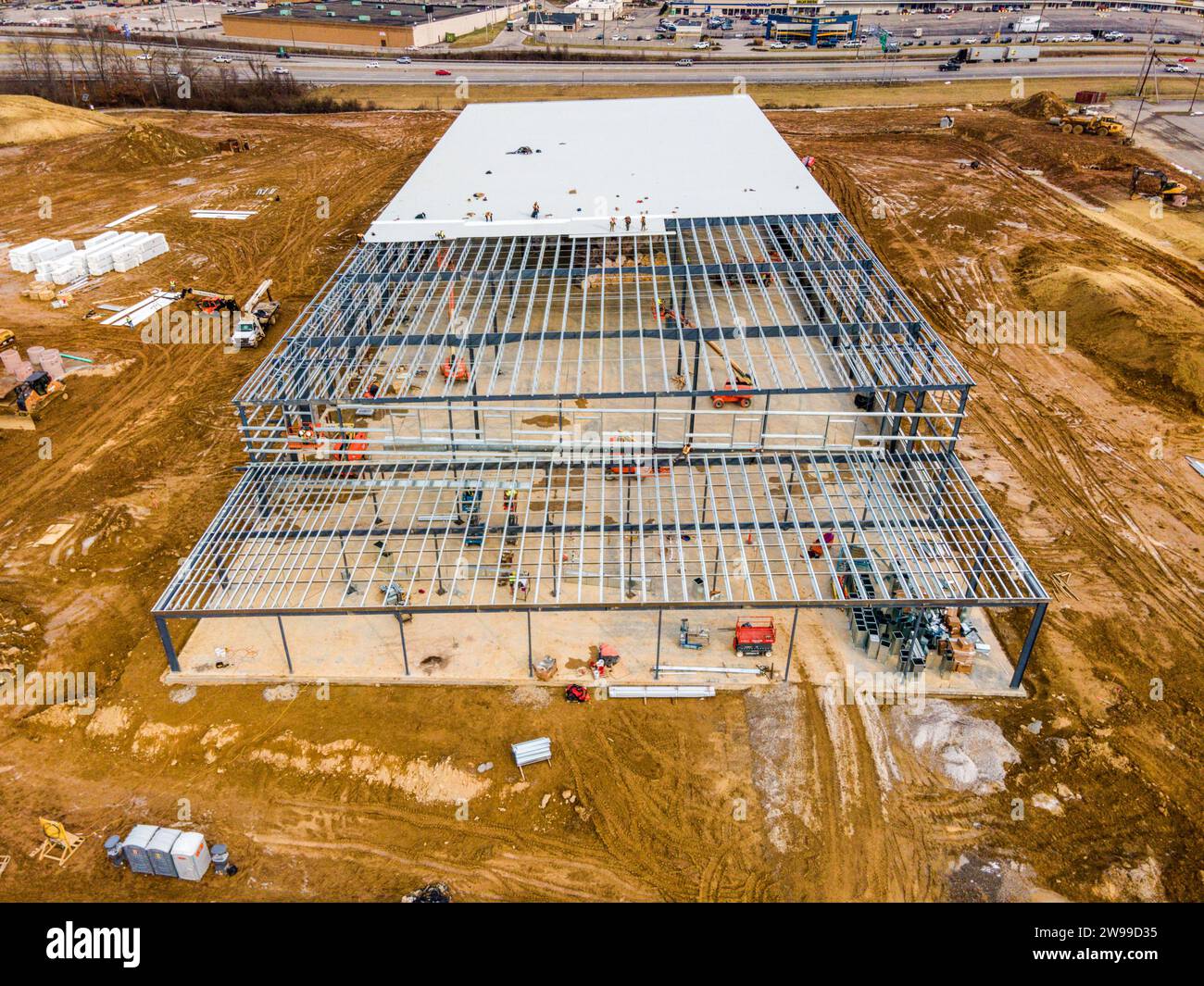 Antenne drone d'un entrepôt construit avec matériau de toiture prêt pour l'installation. Banque D'Images