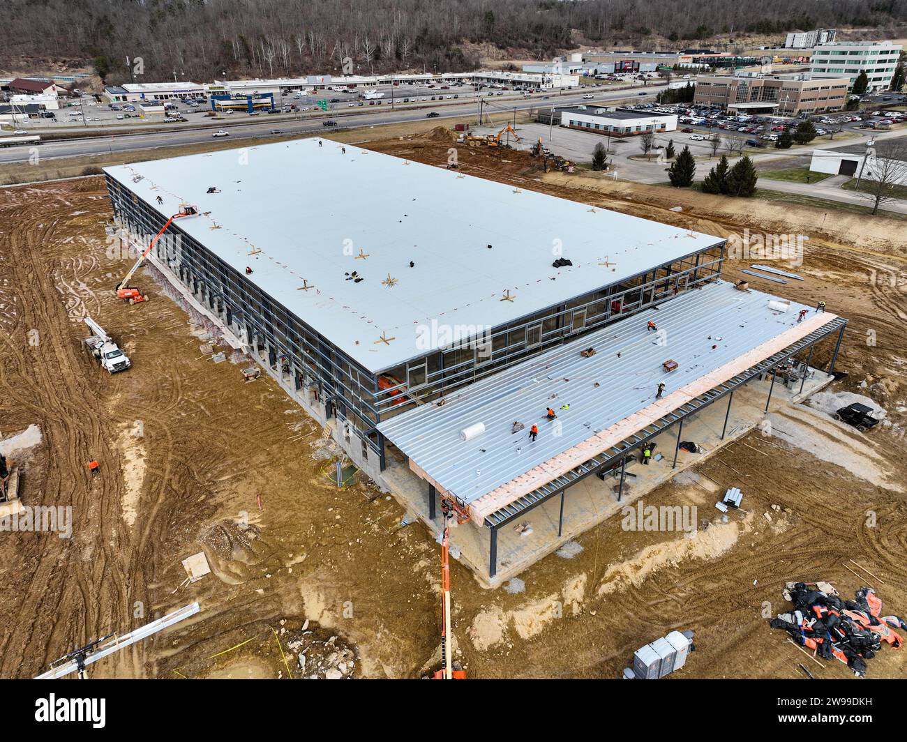 Une vue d'ensemble des fondations d'une vaste installation industrielle, avec des matériaux et des engins de terrassement parsemant les premières constructions Banque D'Images