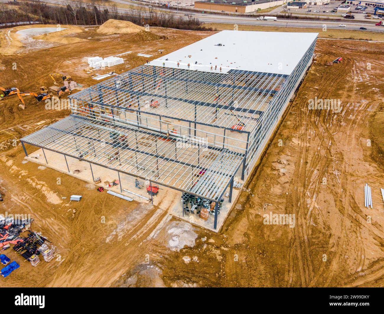 Une vue d'ensemble des fondations d'une vaste installation industrielle, avec des matériaux et des engins de terrassement parsemant les premières constructions Banque D'Images