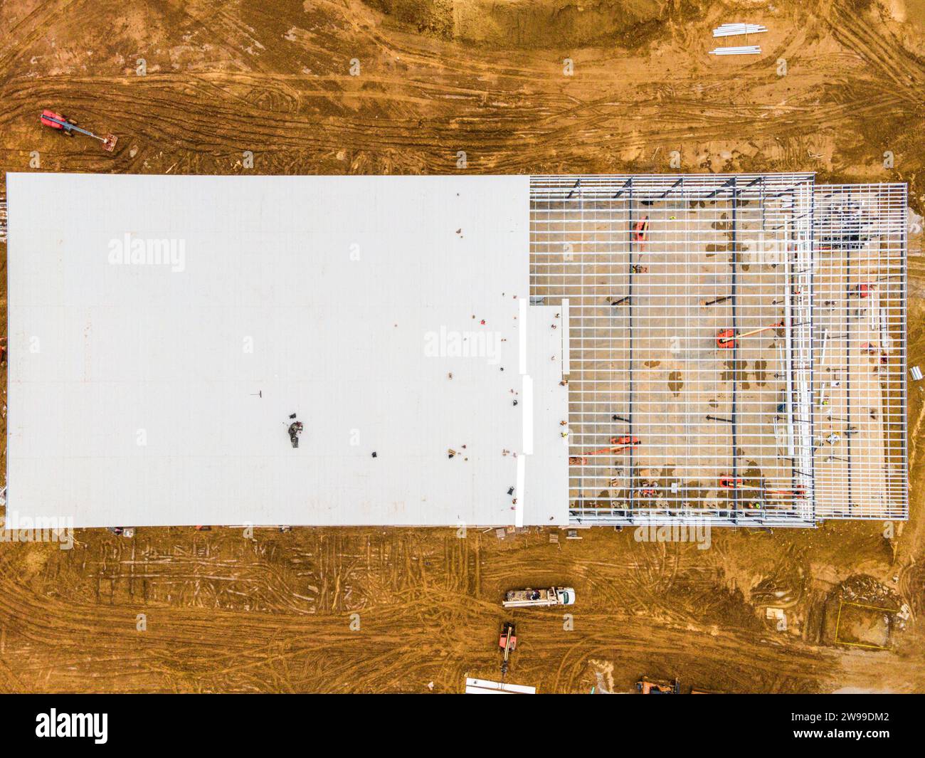 Une vue d'ensemble des fondations d'une vaste installation industrielle, avec des matériaux et des engins de terrassement parsemant les premières constructions Banque D'Images