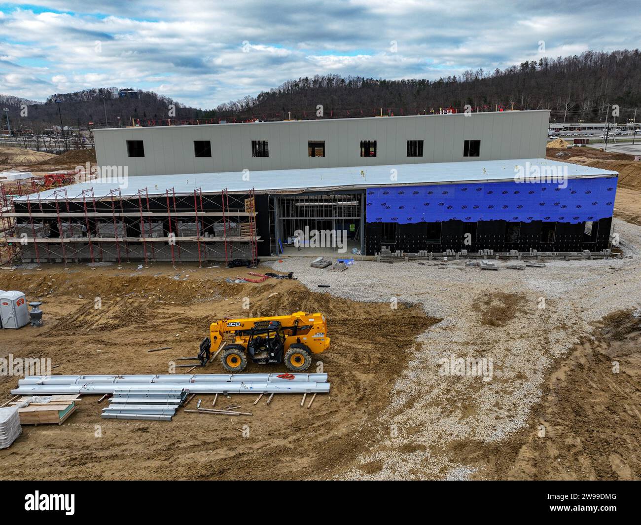 Une vue d'ensemble des fondations d'une vaste installation industrielle, avec des matériaux et des engins de terrassement parsemant les premières constructions Banque D'Images