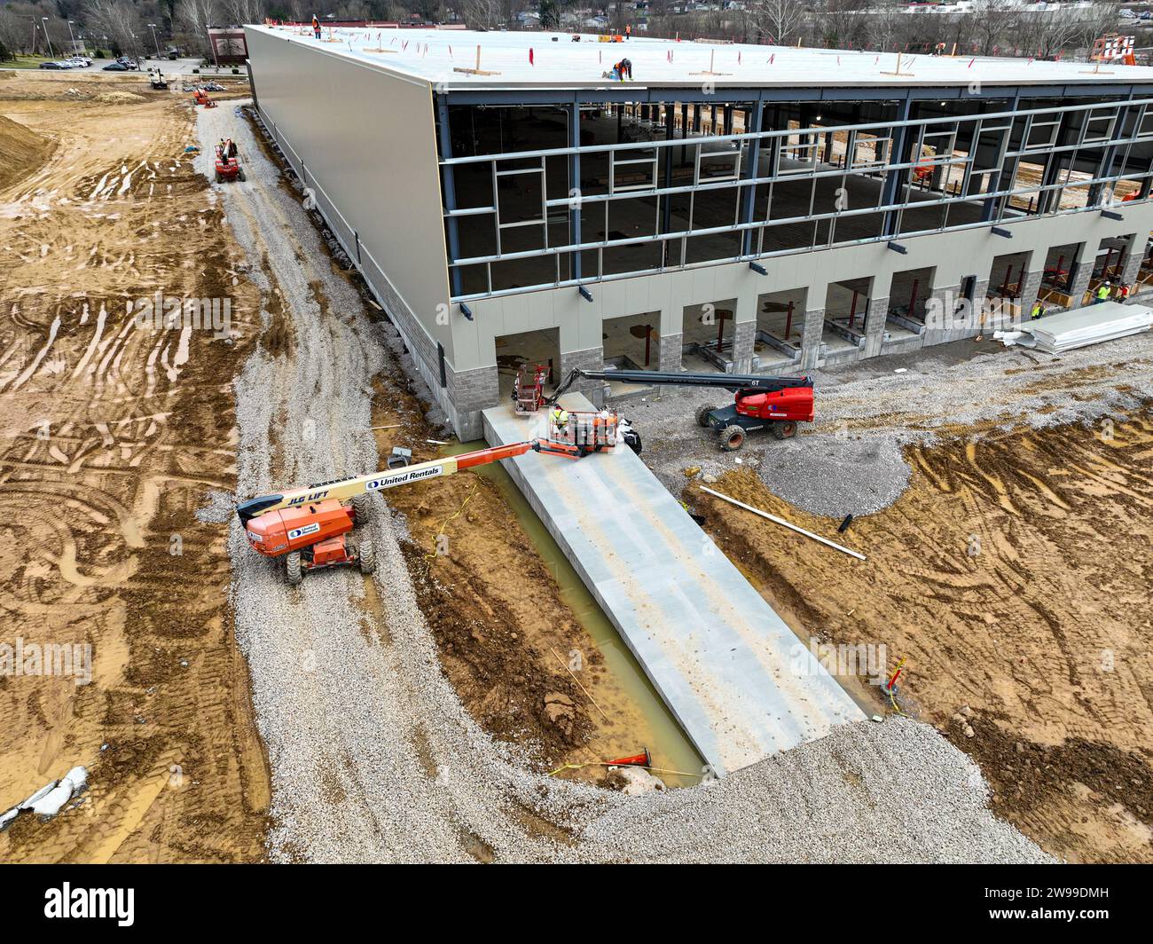 Une vue d'ensemble des fondations d'une vaste installation industrielle, avec des matériaux et des engins de terrassement parsemant les premières constructions Banque D'Images