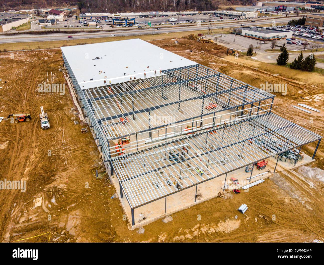 Une vue d'ensemble des fondations d'une vaste installation industrielle, avec des matériaux et des engins de terrassement parsemant les premières constructions Banque D'Images