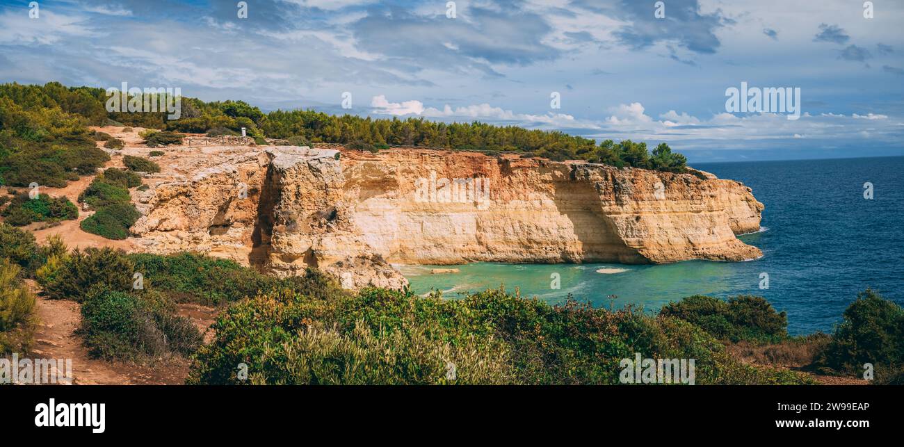 Olhos de agua plage à Albufeira. Cette plage fait partie de la célèbre région touristique Algarve. Banque D'Images