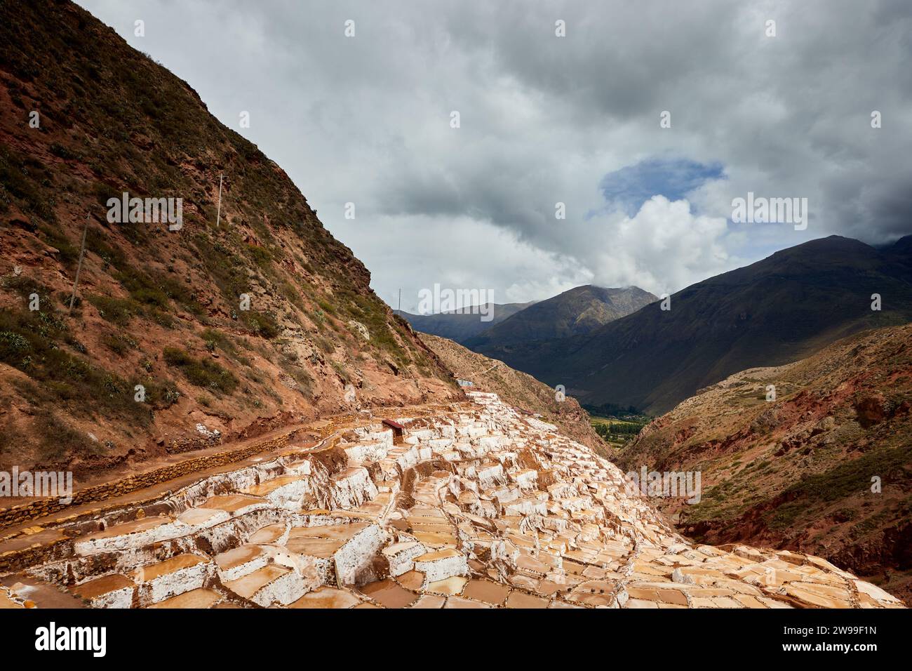 Une vue panoramique de la mine de sel de Maras au Pérou par temps nuageux Banque D'Images