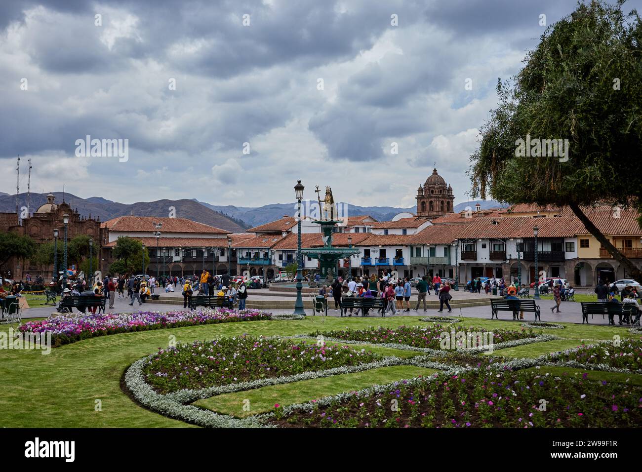 Une place urbaine animée à Cusco, Pérou par temps nuageux Banque D'Images