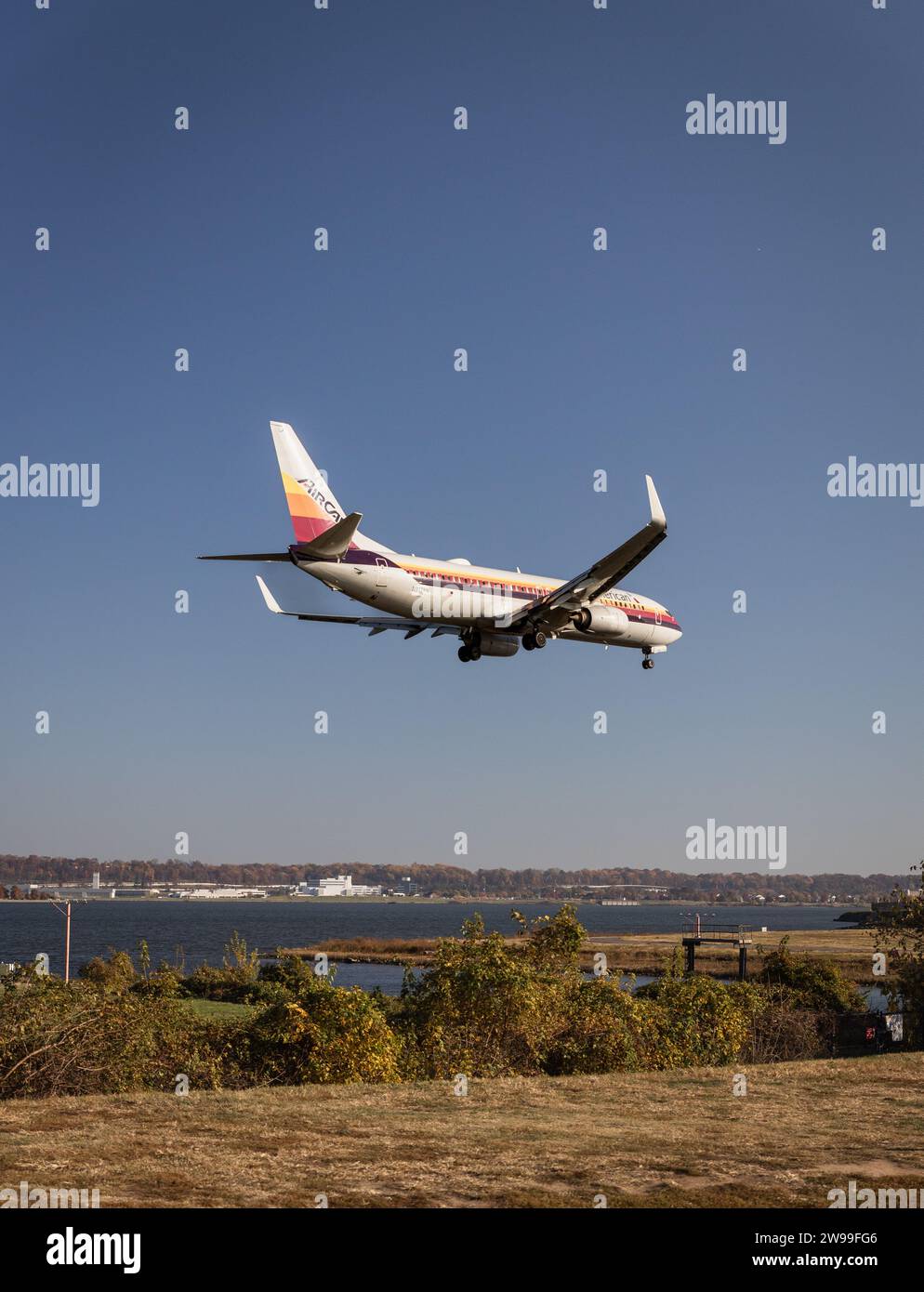 Un American Airlines 737 avec livrée rétro à l'approche du Washington Monument avant d'atterrir à l'aéroport Ronald Reagan Banque D'Images