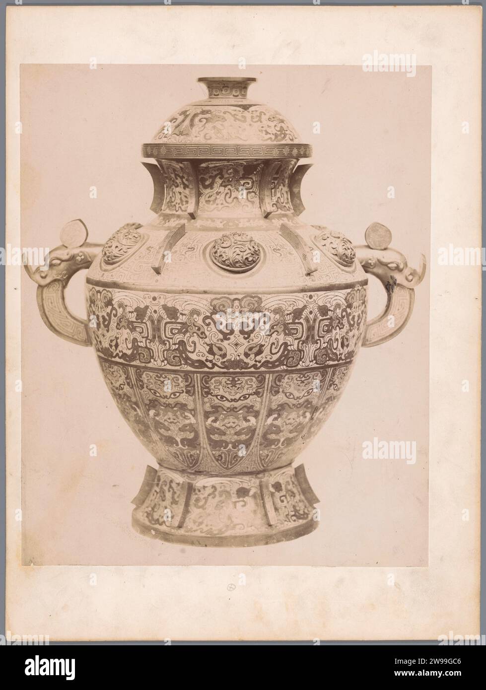 Pot avec deux oreilles, décoré avec des motifs asiatiques de dragons stylisés et des motifs organiques, c. 1875 - c. 1900 photographie carton. support photographique récipient en céramique pour impression à l'albumine : pot, cruche, pot, vase. arts appliqués, arts et artisanat ; design industriel. bêtes de proie, animaux prédateurs : lion. ornement dérivé de formes végétales Banque D'Images