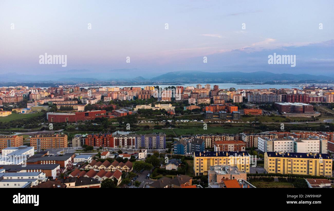 Vue aérienne de la ville de Santander, ses rues, ses routes, ses maisons et ses montagnes au loin. Coucher de soleil. Santander, Cantabrie, Espagne. Banque D'Images