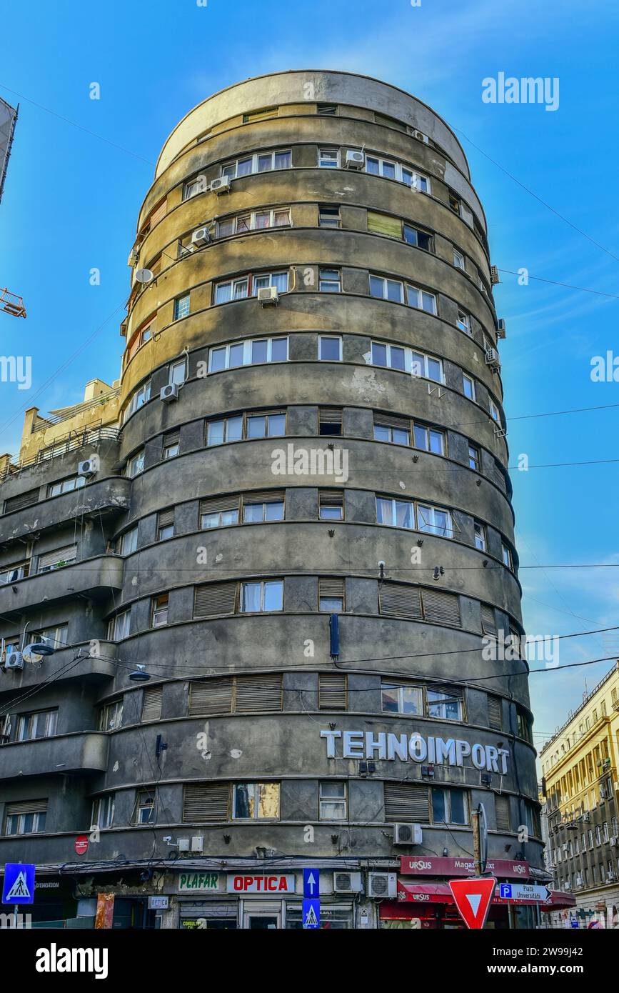 Technoimport Building, un bâtiment cylindrique de 1936 et un monument du modernisme socialiste / architecture brutaliste à Burcharest, Roumanie Banque D'Images