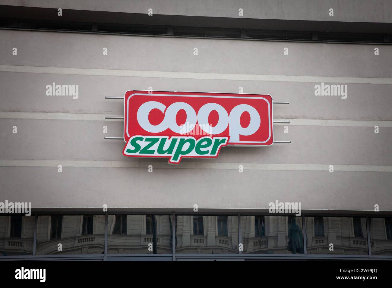 Photo d'un panneau Szuper Coop sur leur supermarché à Pecs, Hongrie. Coop est une chaîne hongroise de supermarchés et un groupe d'achat, avec environ 5000 magasins, t Banque D'Images