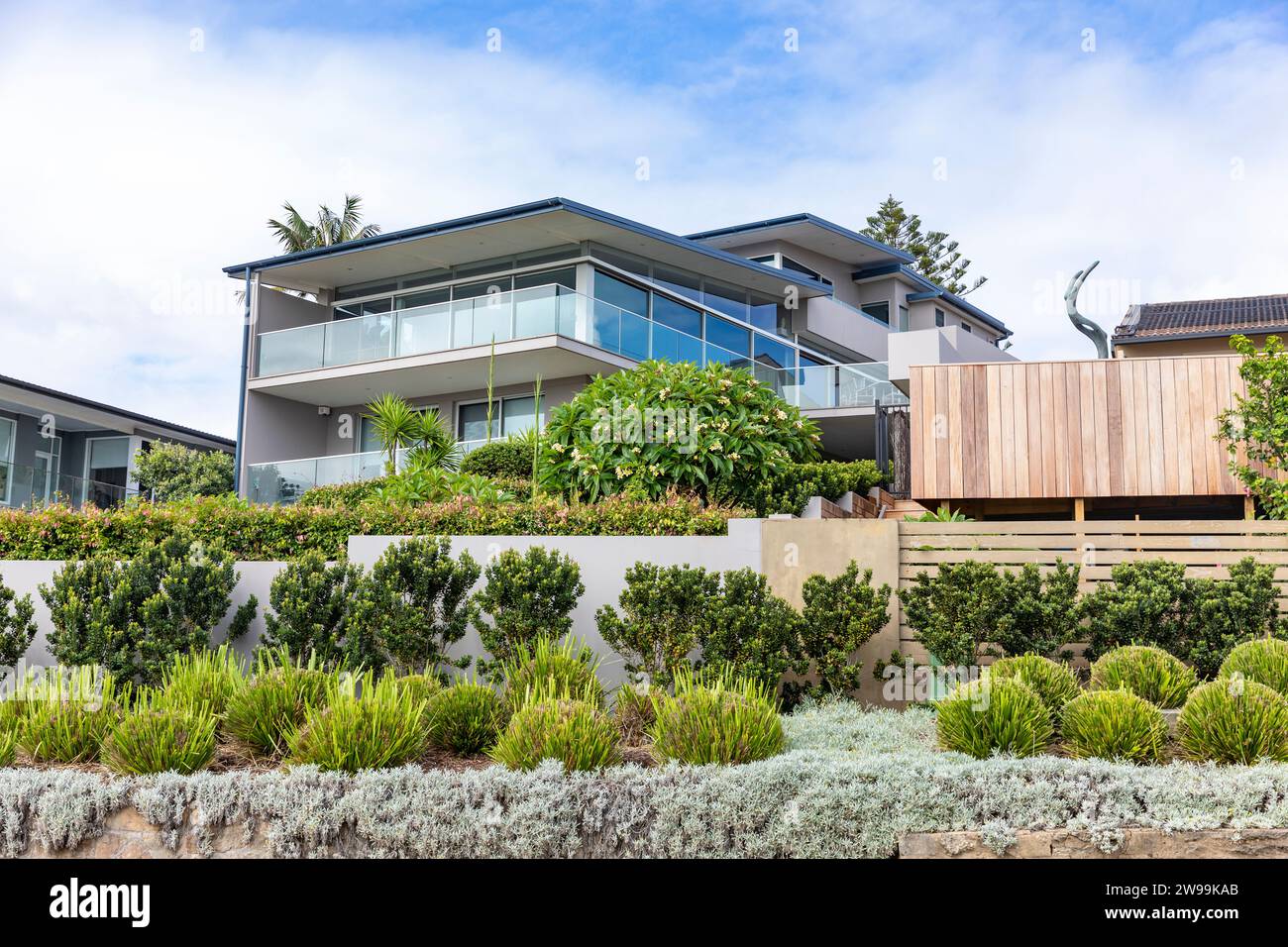 Maison individuelle de luxe avec jardin de style côtier, Warriewood Beach, Sydney, NSW, Australie, été 2023 Banque D'Images