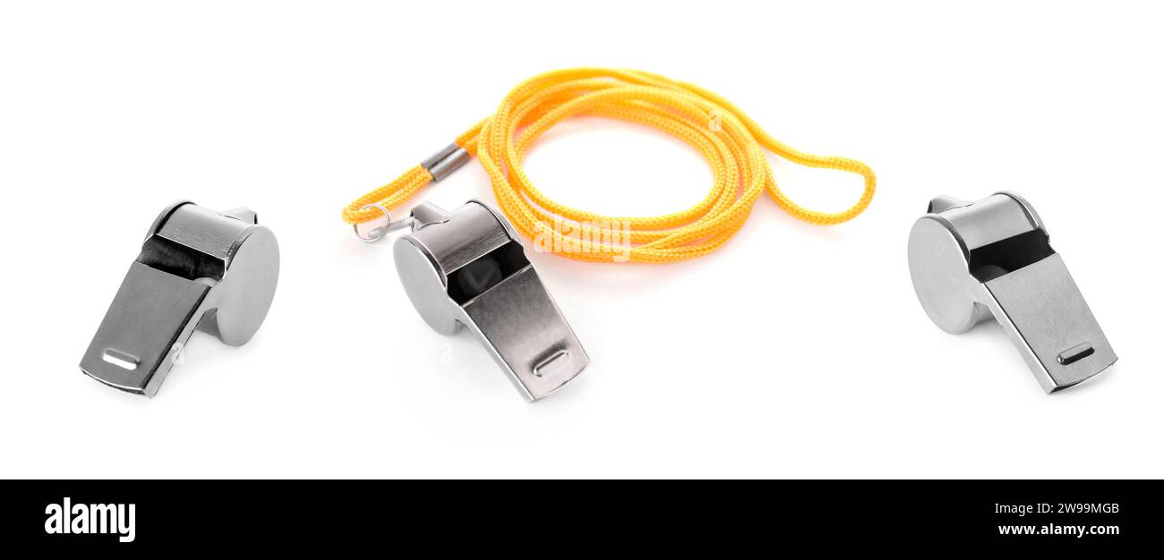 Sifflet en métal avec cordon isolé sur blanc, set Banque D'Images