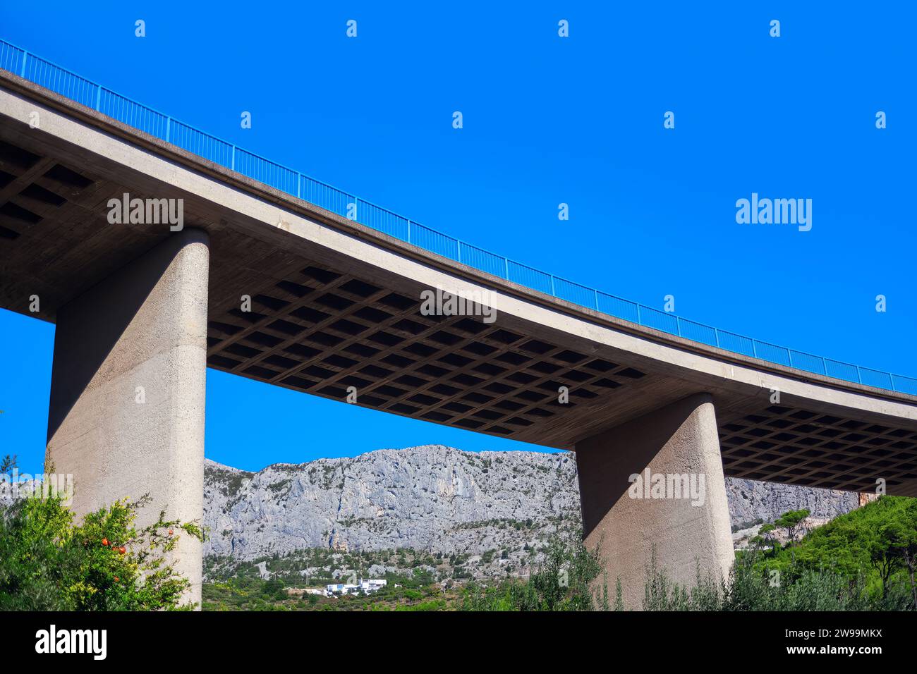 Vue du viaduc de l'autoroute depuis le bas. Pont supérieur dans les Balkans Banque D'Images