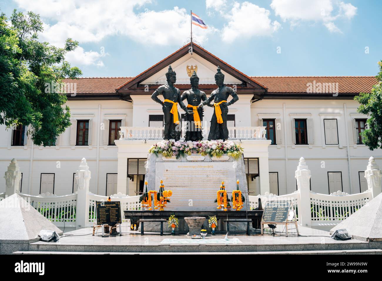 Chiang Mai, Thaïlande - 23 septembre 2023 : Monument des trois rois et Centre culturel et artistique de la ville de Chiang Mai Banque D'Images