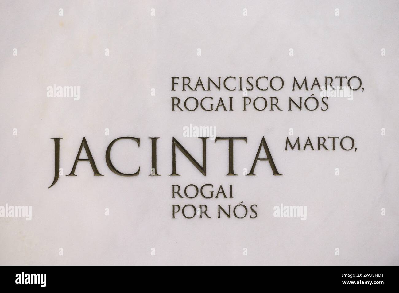 Le tombeau de Sainte Jacinta Marto dans la basilique notre-Dame du Rosaire à Fatima, Portugal. « Rogai por Nós » signifie « prier pour nous » en portugais. Banque D'Images