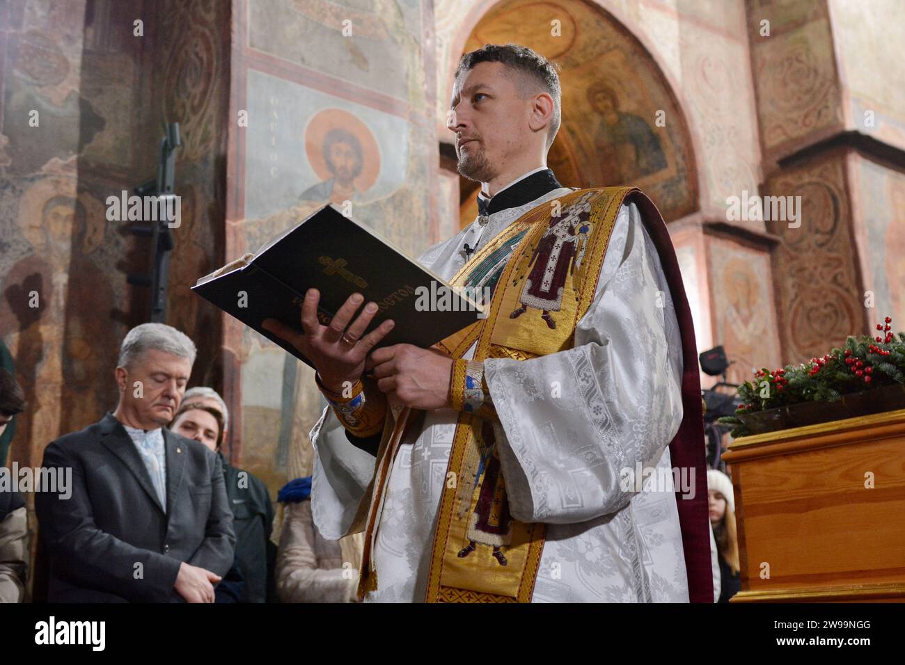 Kiev, Ukraine. 25 décembre 2023. Un prêtre orthodoxe organise un
